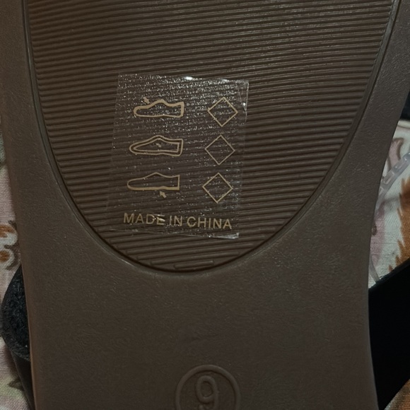 NWOT! Ladies Toe Shoes - Picture 4 of 5